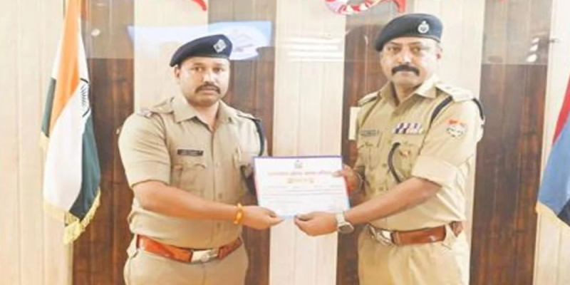 चौकी प्रभारी को किया सम्मानित